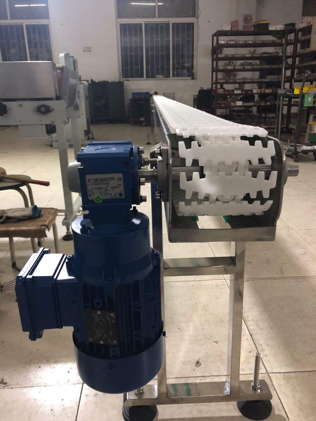 青島鴻儒輸送機(jī)械與上海光明乳業(yè)簽訂鏈板輸送機(jī)械合同！